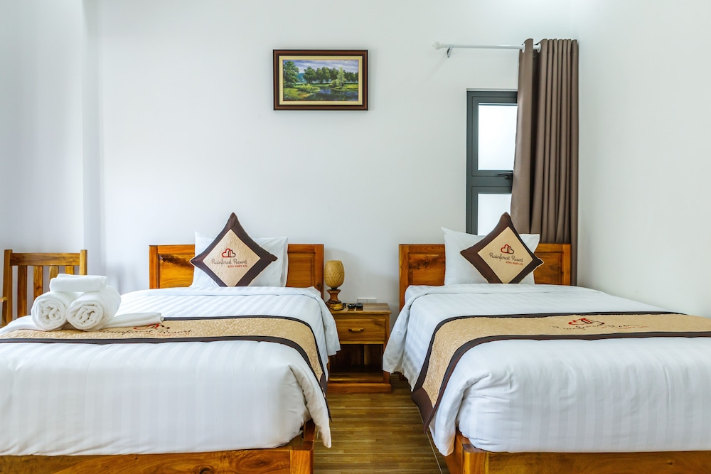 DELUXE, TWIN BEDS, POOL VIEW