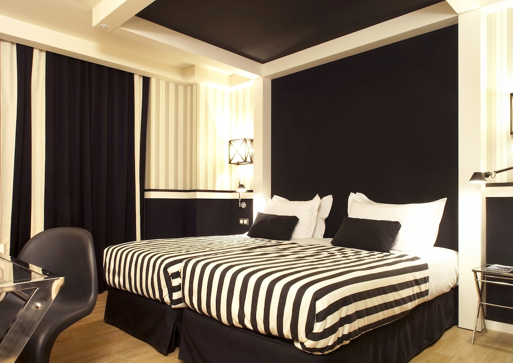 ROOM, DOUBLE OR TWIN BED