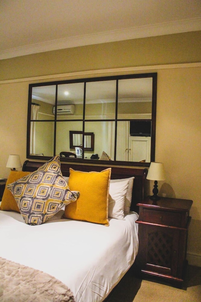 Pontac Manor Hotel 5/28