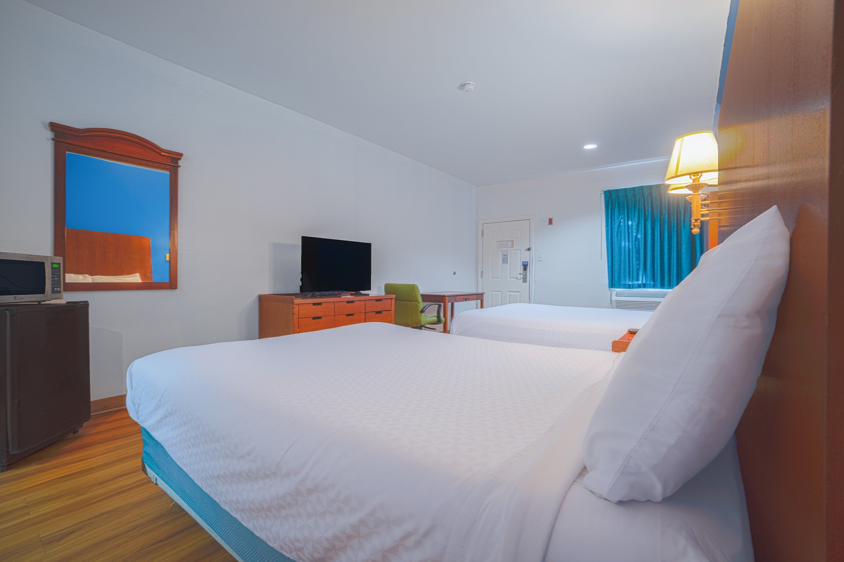 ROOM, QUEEN BED