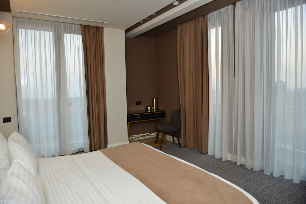 Aghababyan S Hotel 30/77