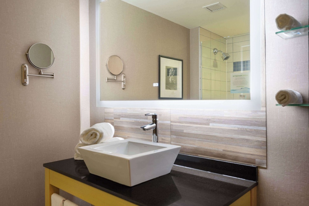 جناح بسريرين كوين لذوي الإعاقة، Wyndham Noblesville 6/8