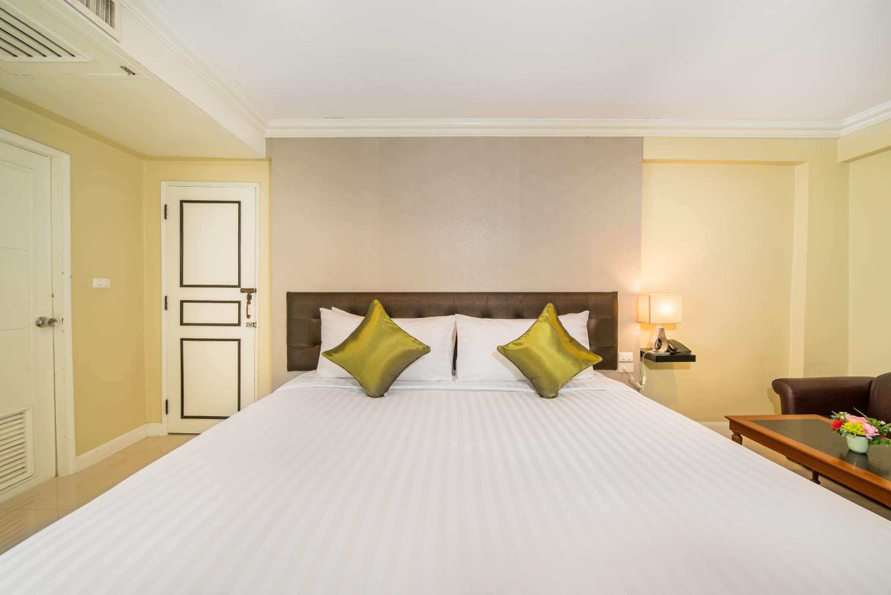 Room at Niran Grand Hotel, BANGKOK