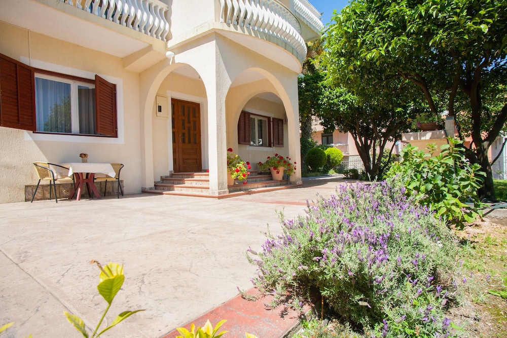 Villa Mitrovic 41/50