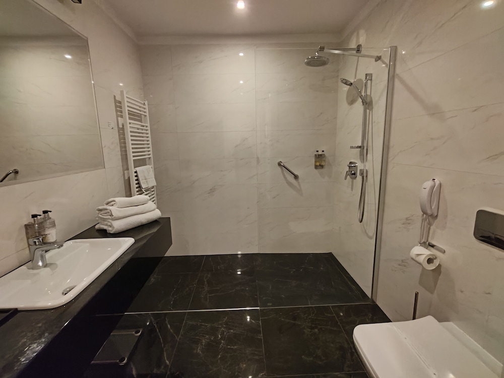 Royal Hotel and Spa 33/34