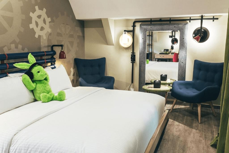 Dash, Studio, King Bed, with Pool