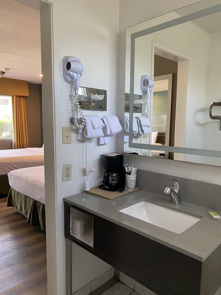 Hotel Palmeras Chula Vista (ex Vagabond Inn Chula Vista) 23/35