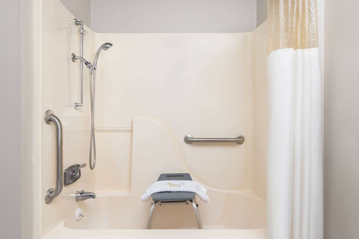 Days Inn & Suites By Wyndham Kansas City South 43/43