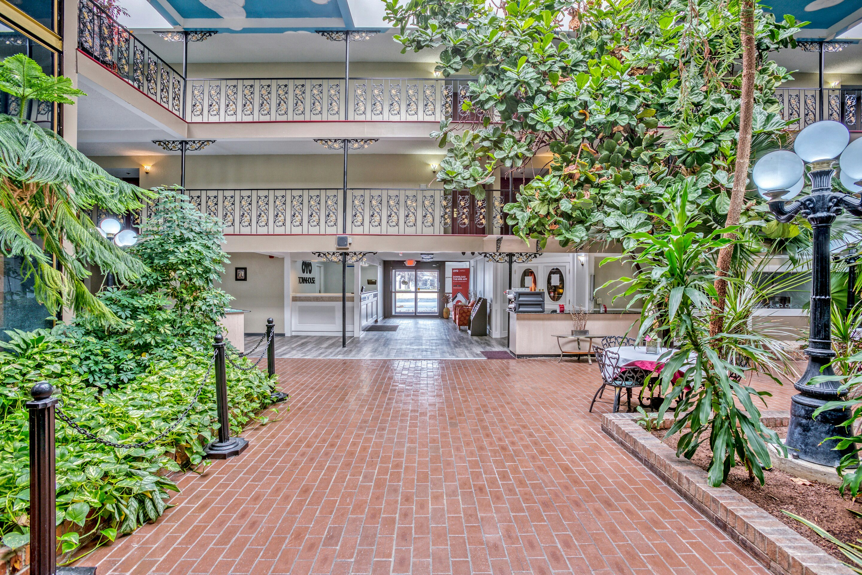 OYO Townhouse Tulsa Woodland Hills 26/30