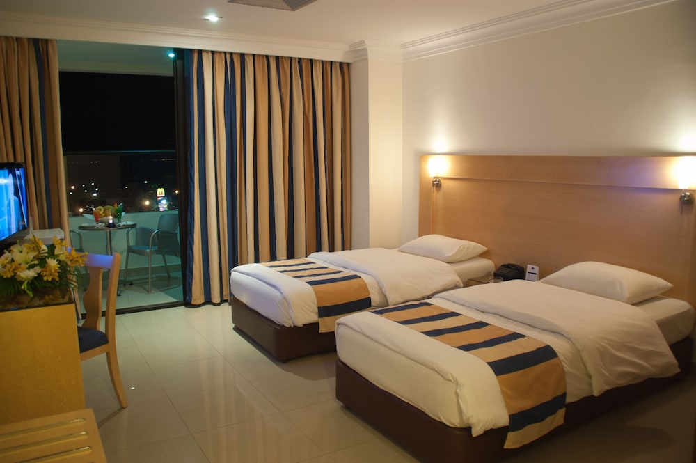 MINA HOTEL 40/65