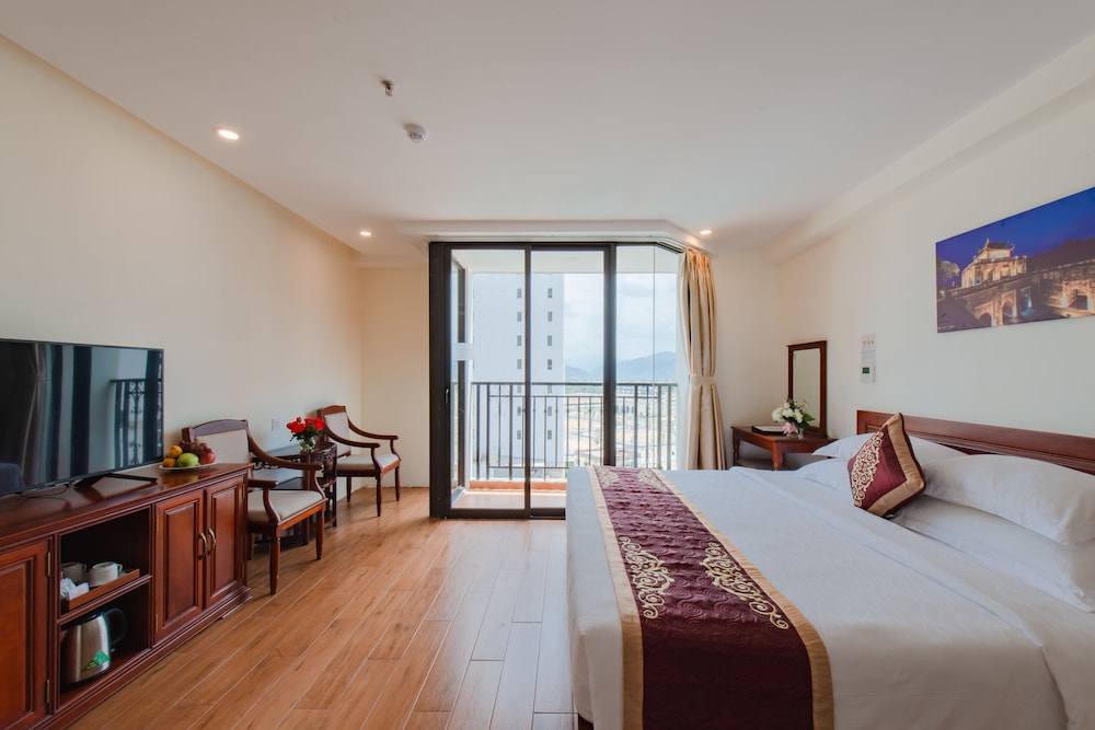 DELUXE, DOUBLE OR TWIN BED, BALCONY