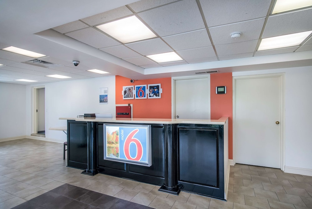 Lobby at Motel6 London, KY, LONDON - KY