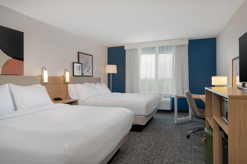 غرفة بسريرين كوين بحوض استحمام، Spark by Hilton Lancaster 2/8
