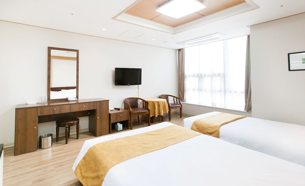 The Hotel Yeong Jong 25/50