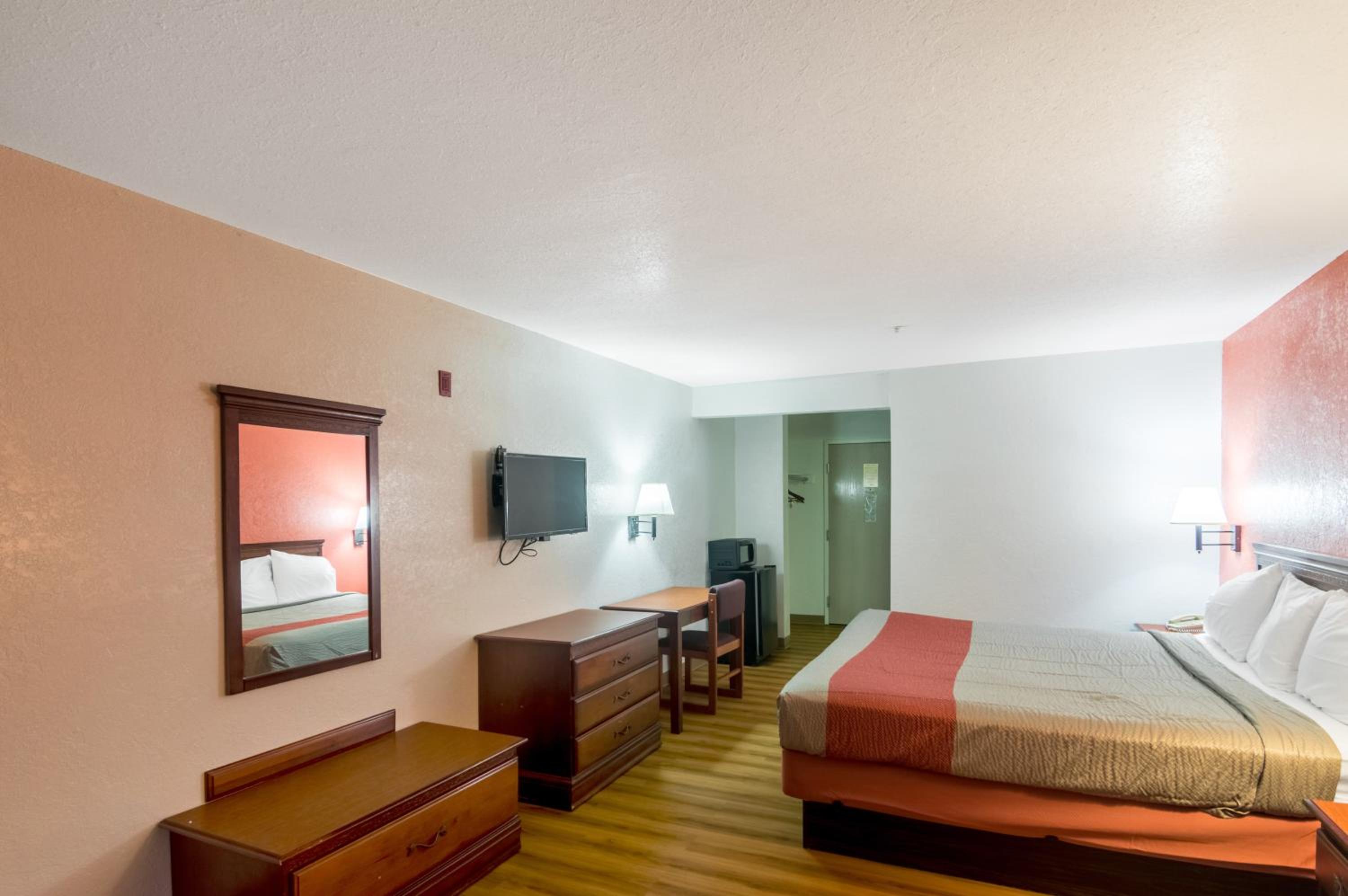 1 King Bed - Mobility Accessible RI Shower Nsmk
