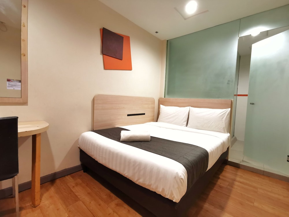 STANDARD, QUEEN BED