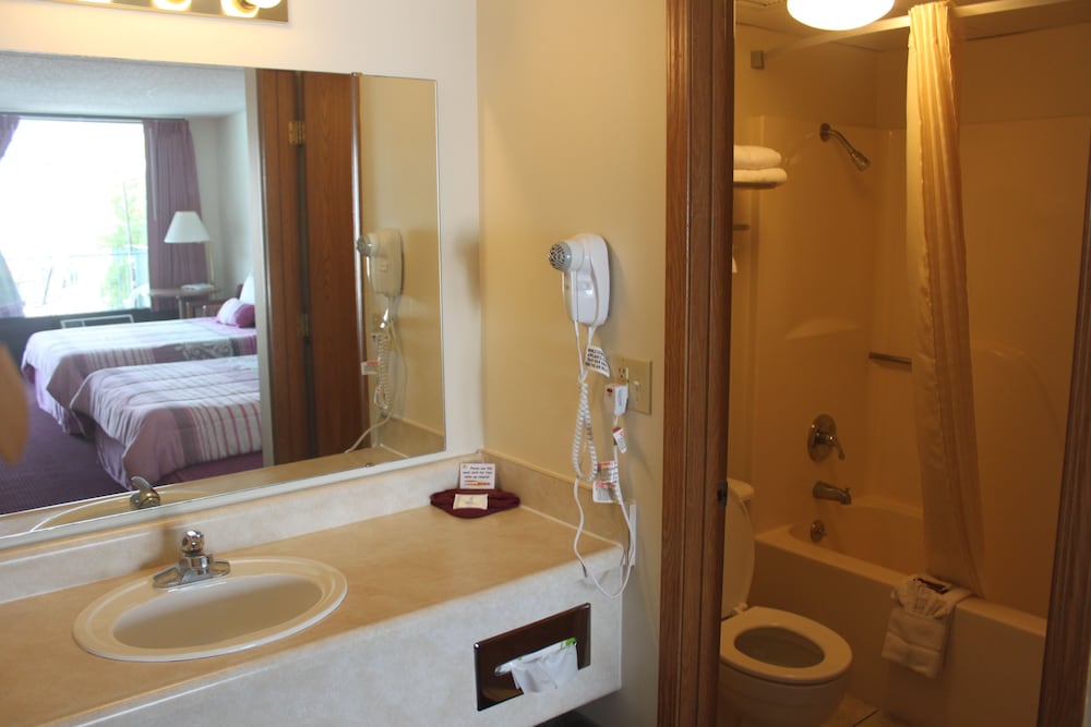 غرفة بسريرين كوين يُسمح فيها بالحيوانات الأليفة، Ozark Valley Inn 6/7
