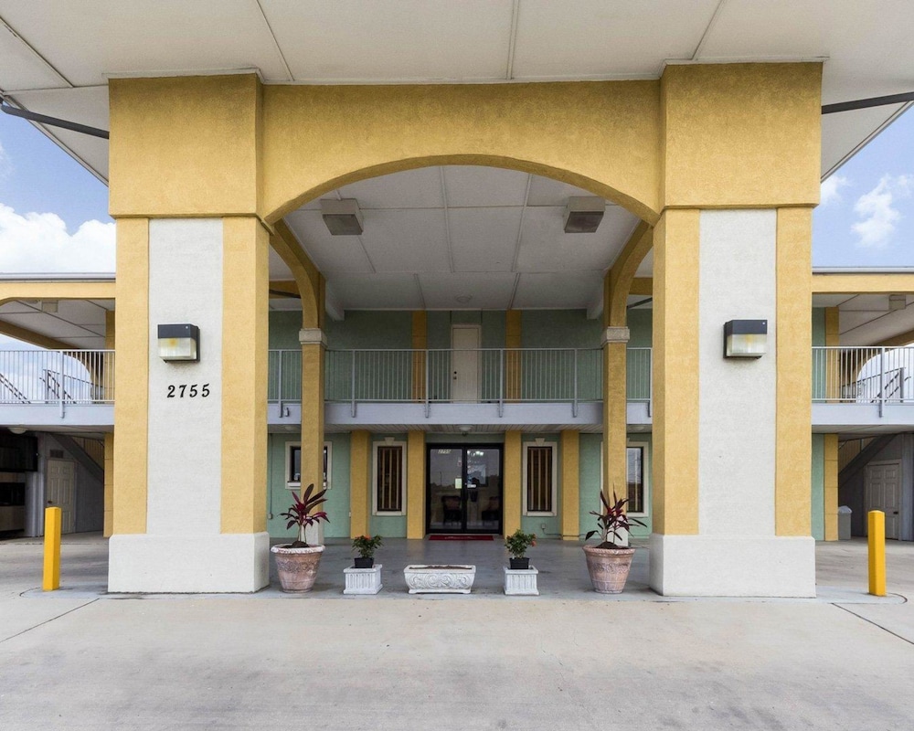 Econo Lodge Inn & Suites San Antonio near Frost Bank Center photo4