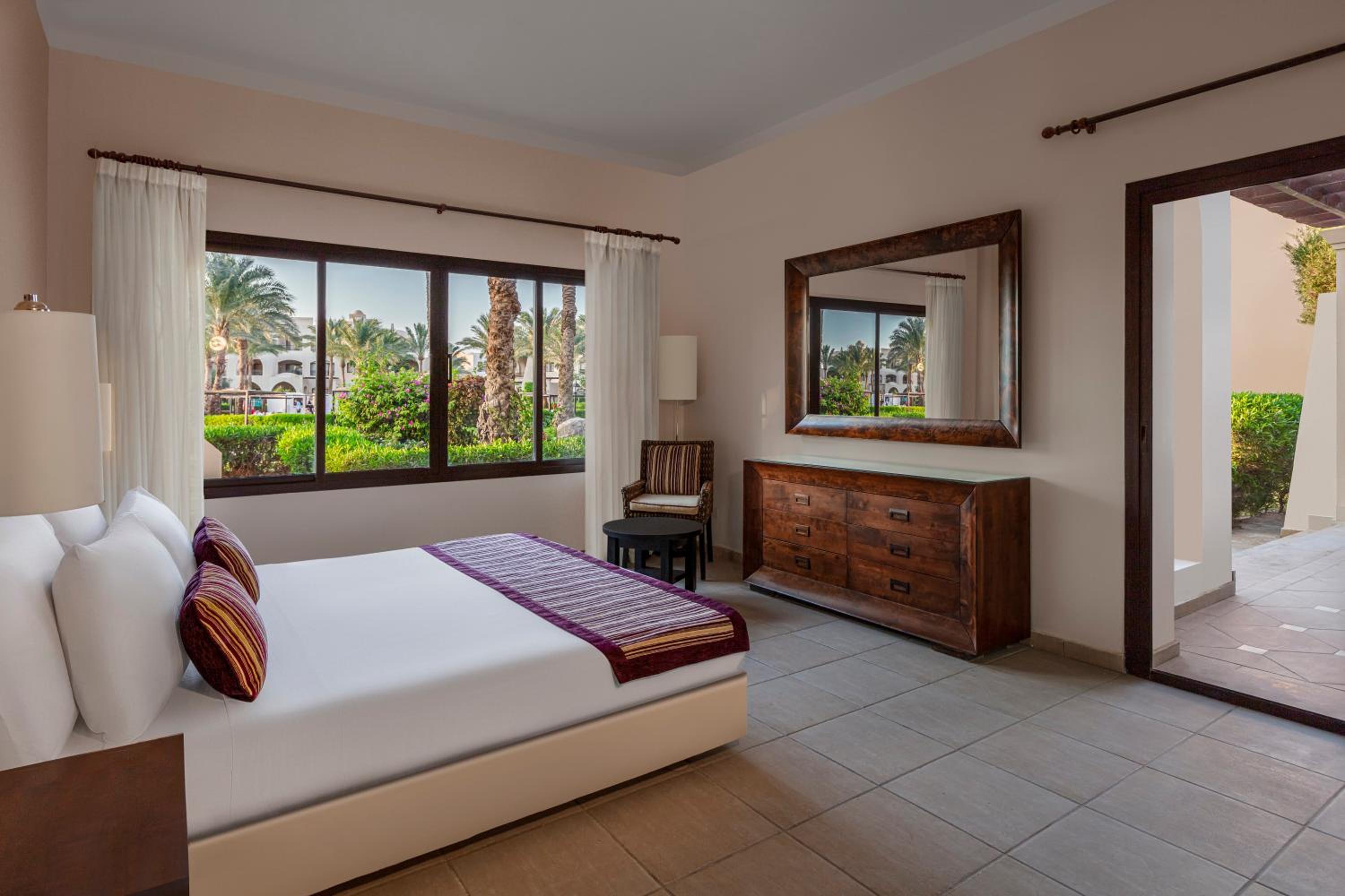 3 Bedrooms, Suite, 1 Double and 2 Queen Beds