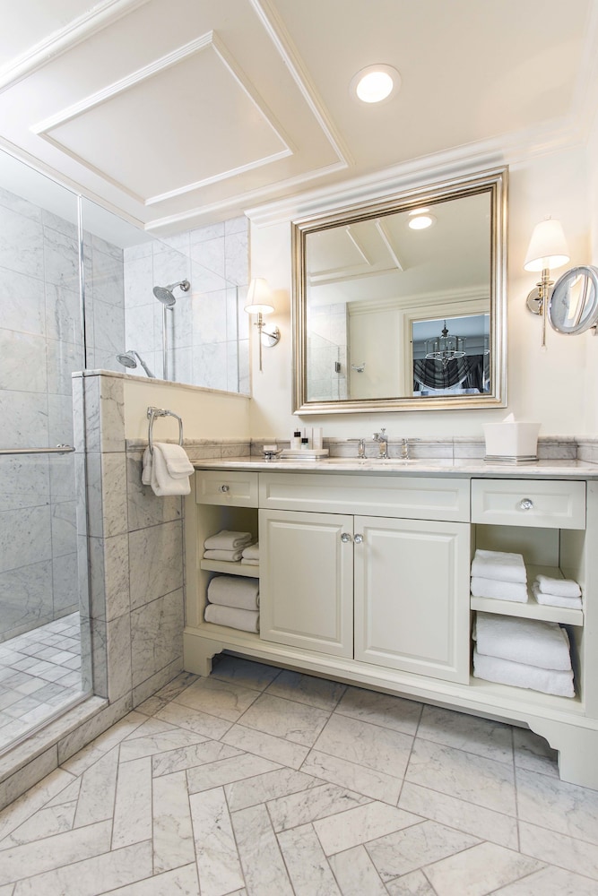 جناح جونيور بسرير كينج مع أريكة، The Charleston Place 4/4