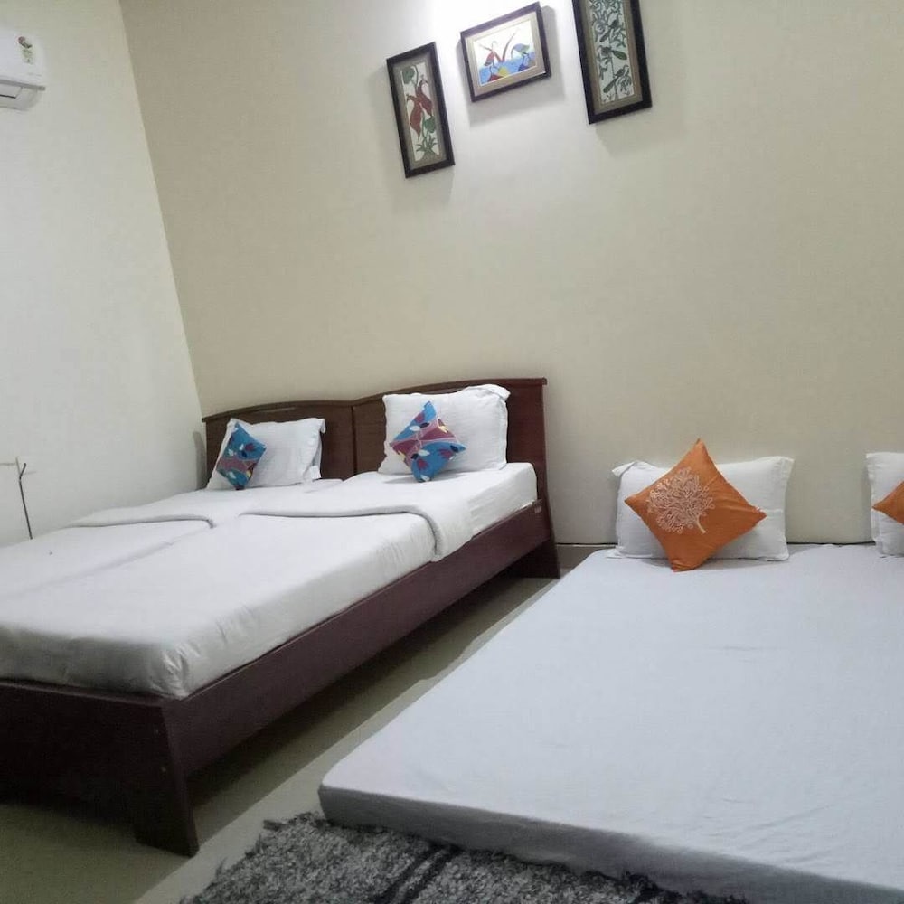 DELUXE, DOUBLE BED, SHARED BATHROOM
