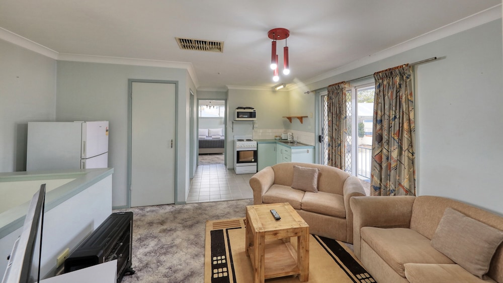 COWRA MOTOR INN 48/65