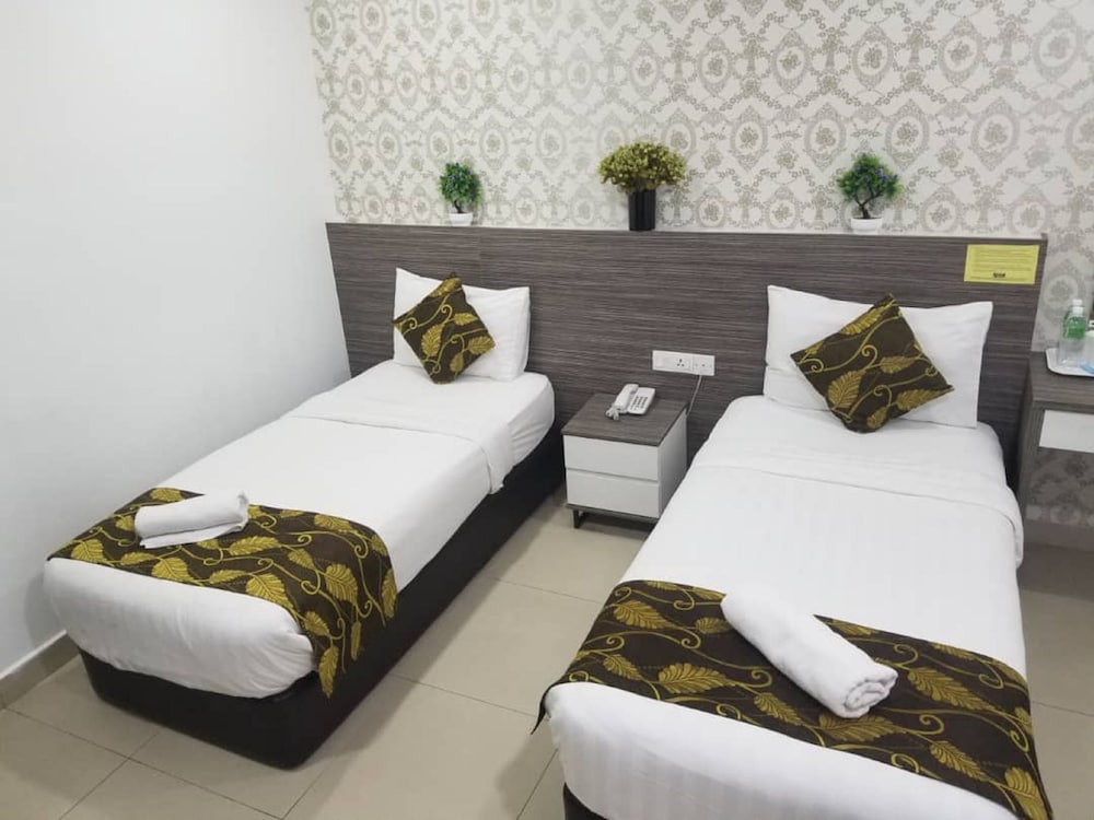 ROOM, TWIN BEDS, NO WINDOW