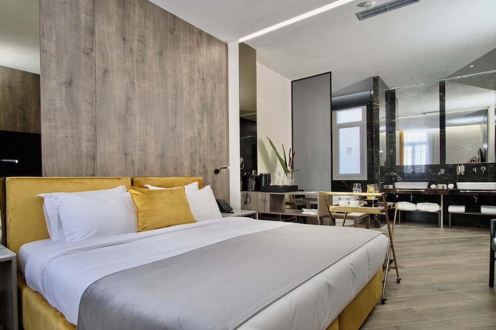 INTERIOR, GOLD, SUITE, QUEEN BED, HOT TUB