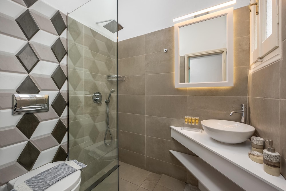 Maravelia Apartments 50/50