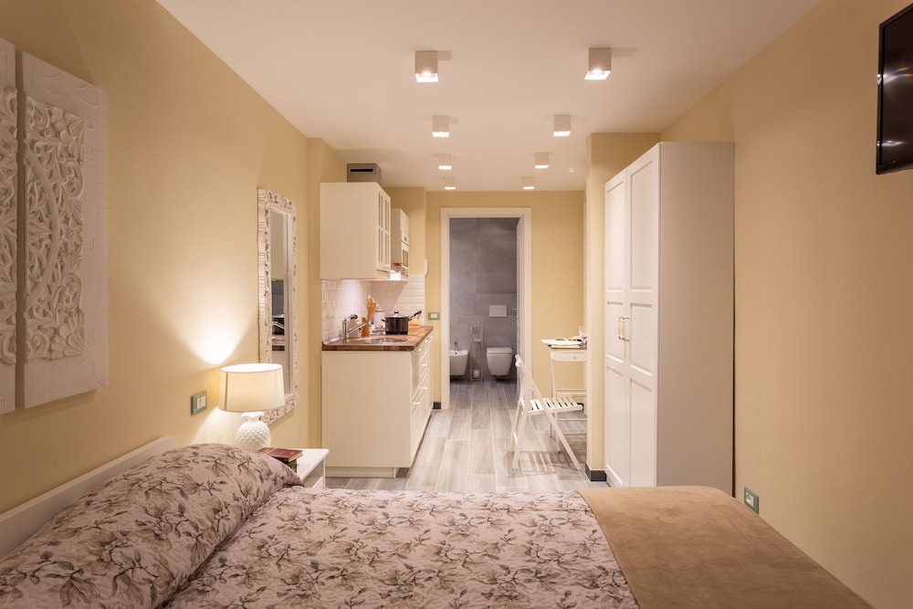 Carla s Rooms with Private Bathroom & Kitchen 15/26
