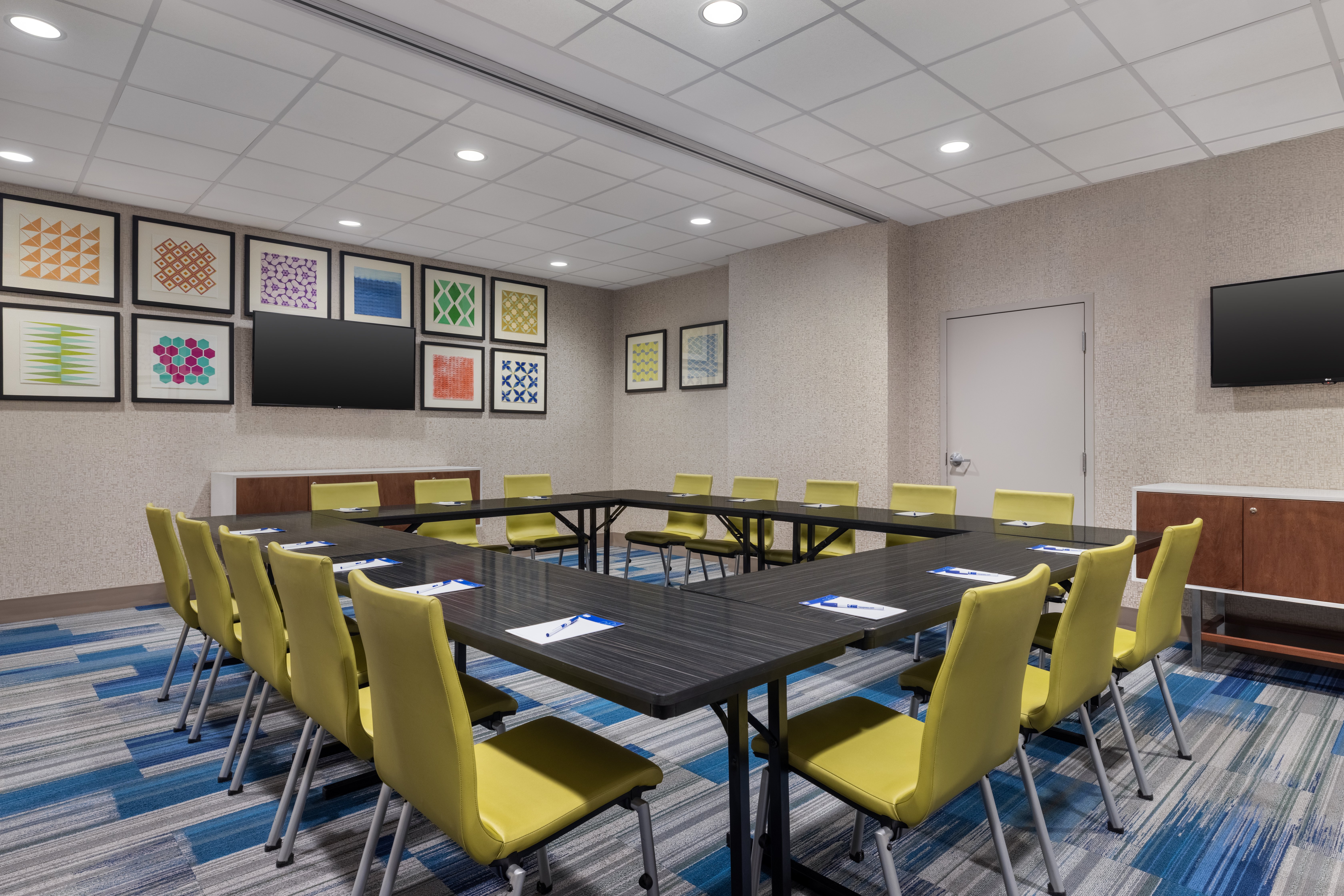 Holiday Inn Express Windsor Waterfront 60/77