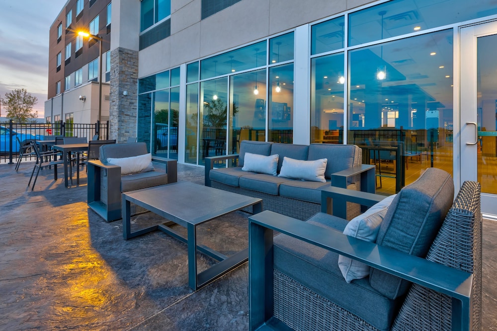 Holiday Inn Express And Suites Cedar Springs Grand Rapids North 31/42