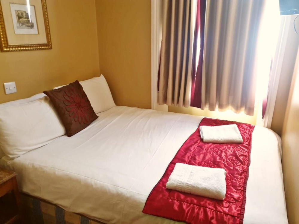 Coronation Hotel 17/50