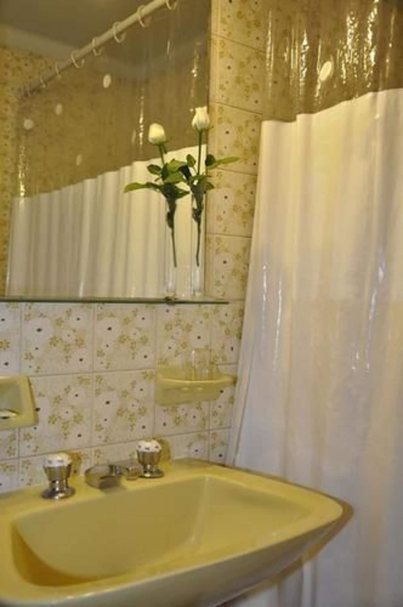 ROOM, SINGLE