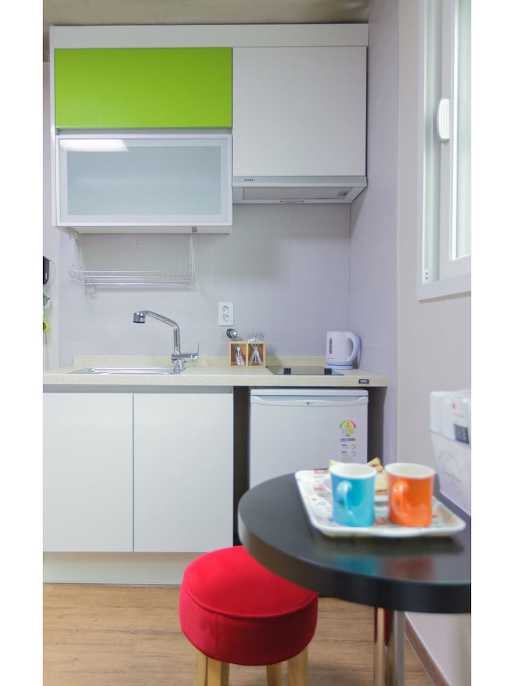 KW Hongdae Line Hostel 40/40
