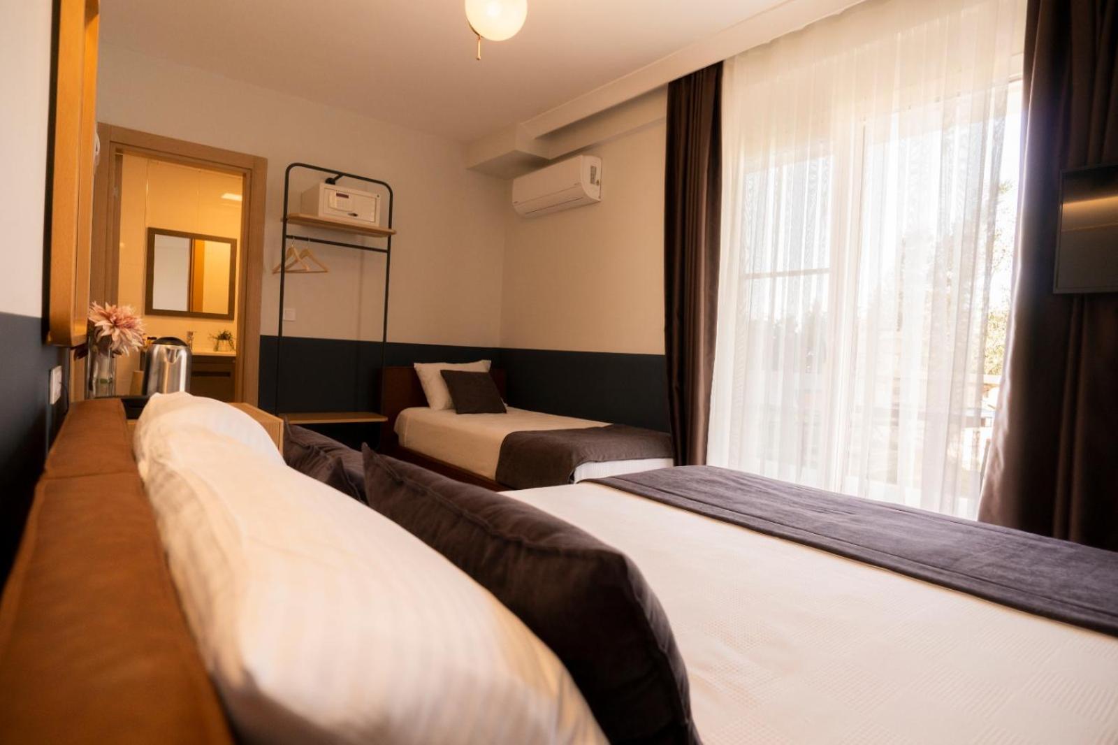 Junior Suite, Family