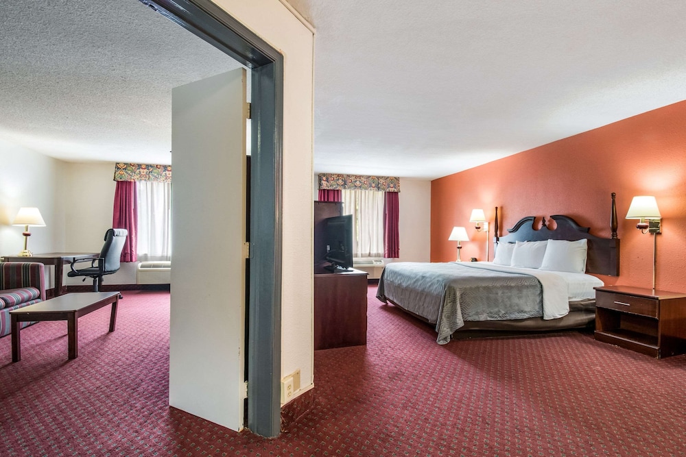 Econo Lodge Inn & Suites Chambersburg Central 10/27