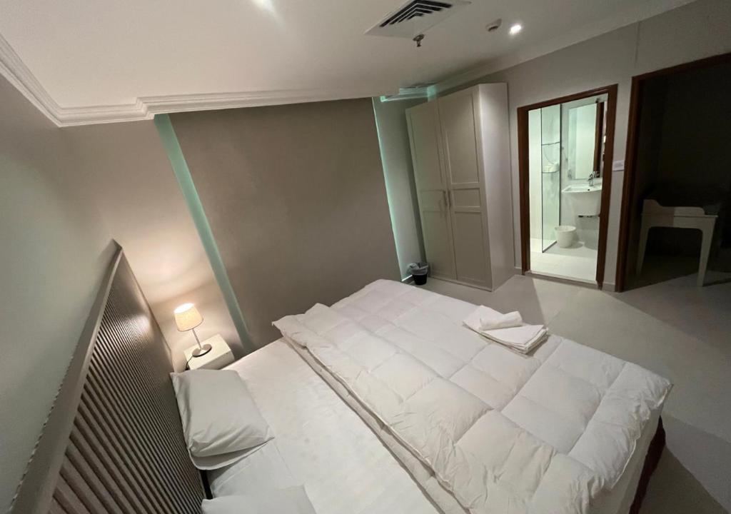 Times Square Suite 8/34