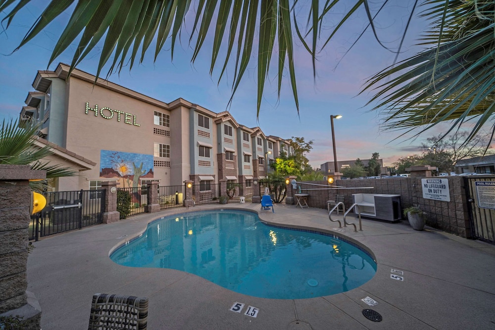 La Quinta Inn & Suites by Wyndham Tempe University / Phoenix 54/60
