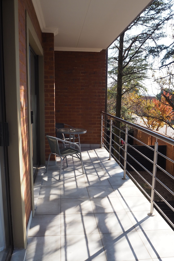 African Eagle Apartments 4/50