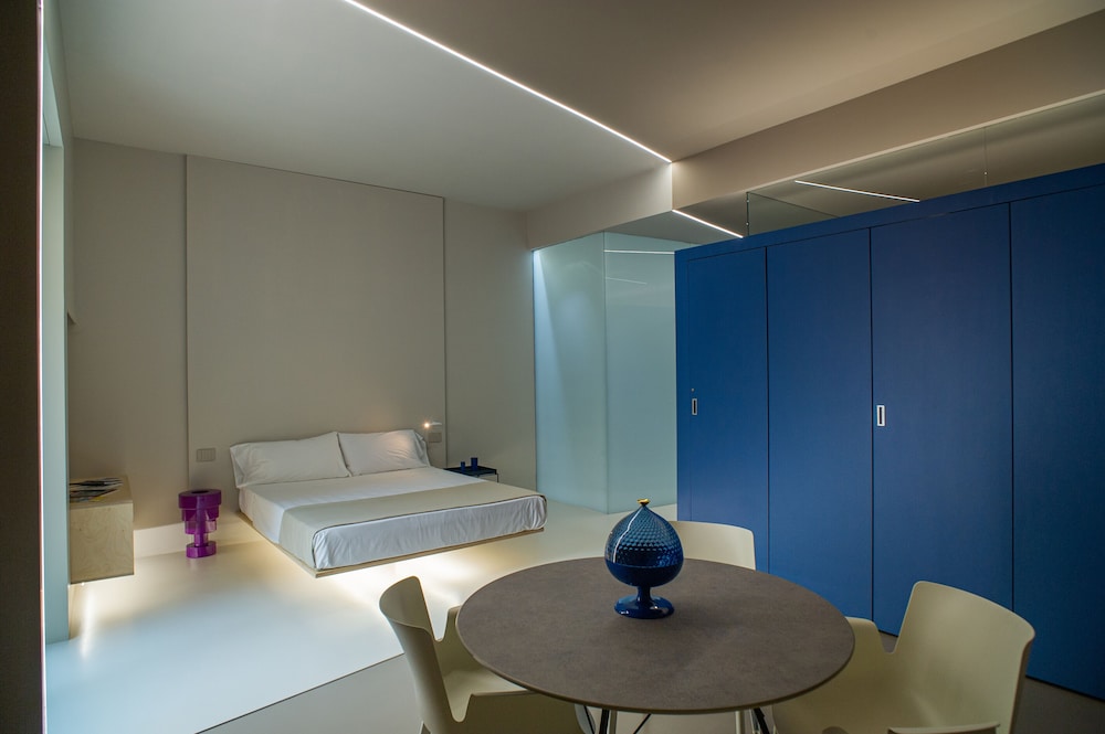 Five Place Design Suite & Apartments 38/58