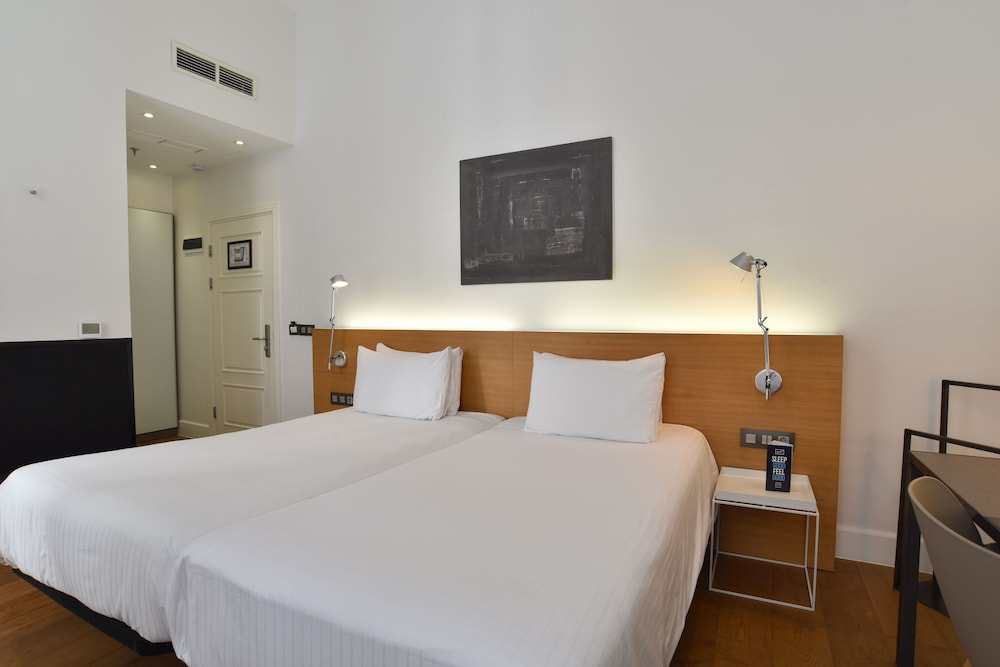 ROOM, DOUBLE OR TWIN BED, WITH EXTRA BED
