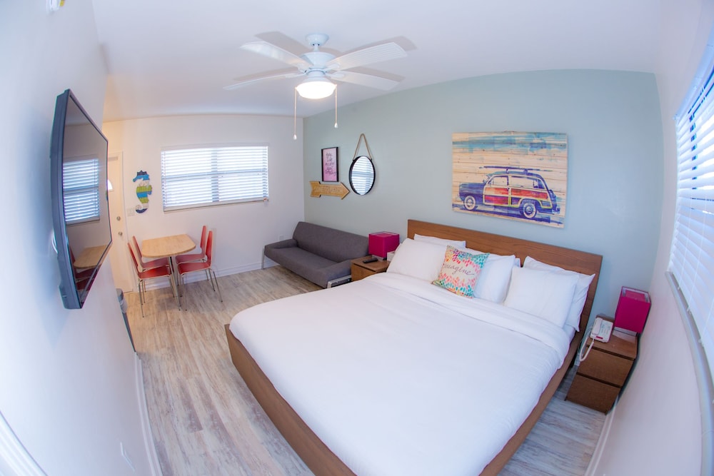 Studio, Suite, King Bed, Pool Side