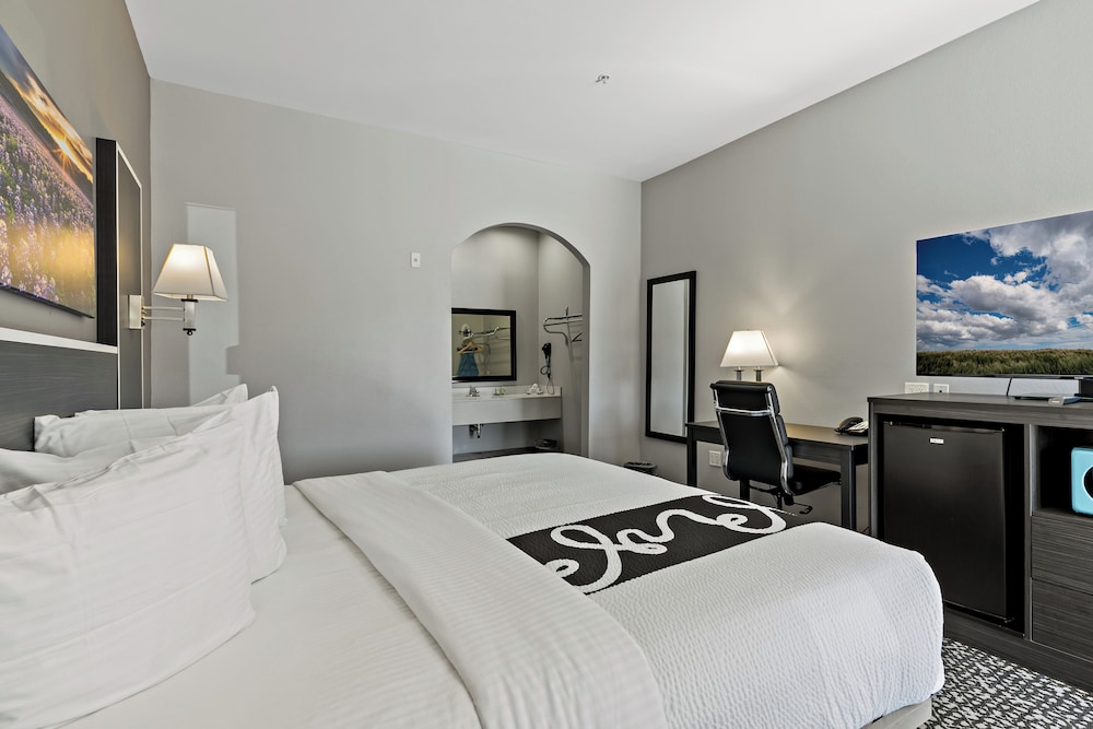 Paris Inn Suites 9/33