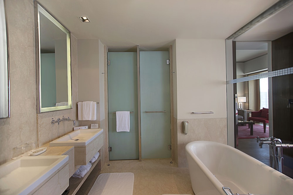 TRIDENT BANDRA KURLA 24/67