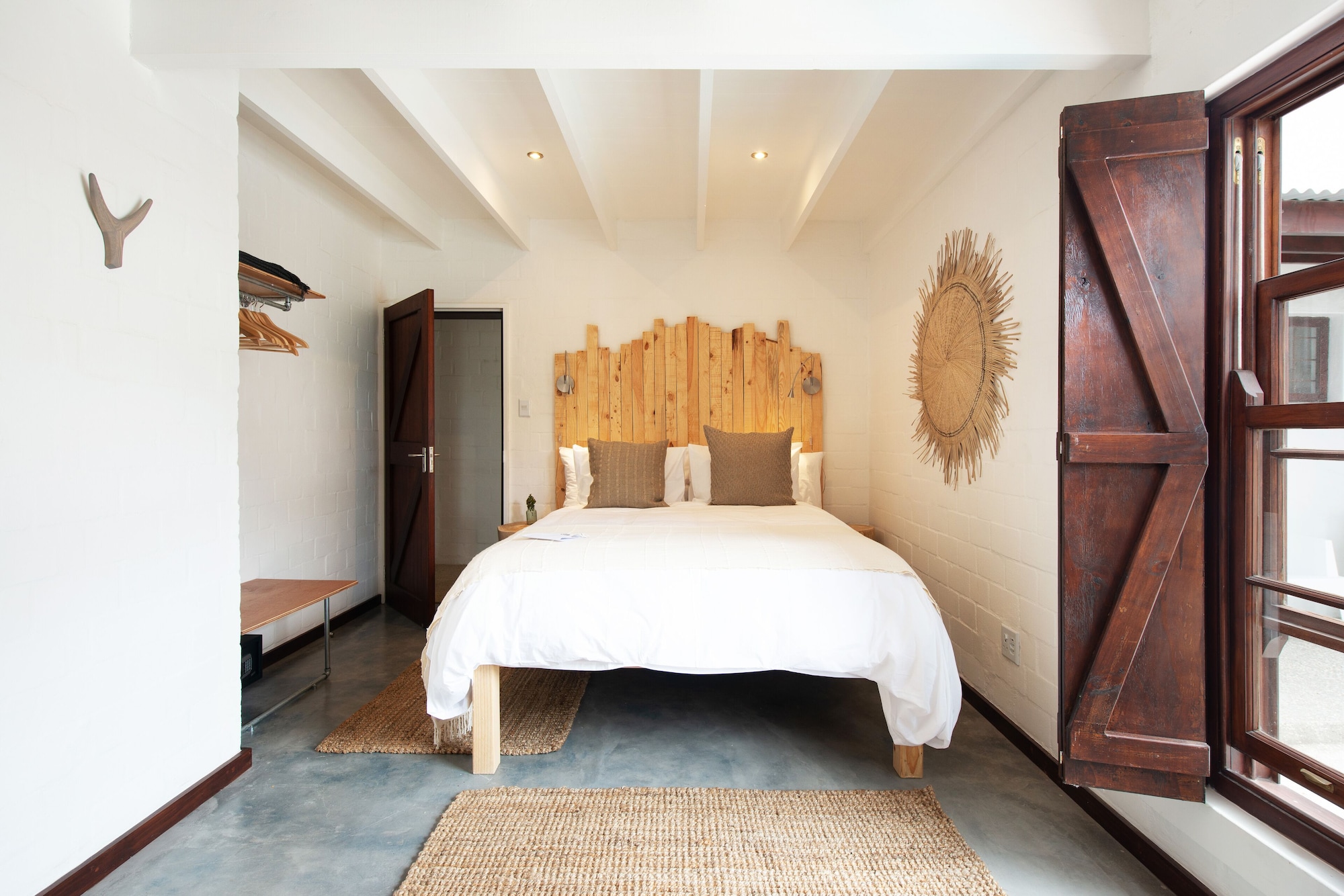 Room, Queen Bed, Pool View, No Terrace
