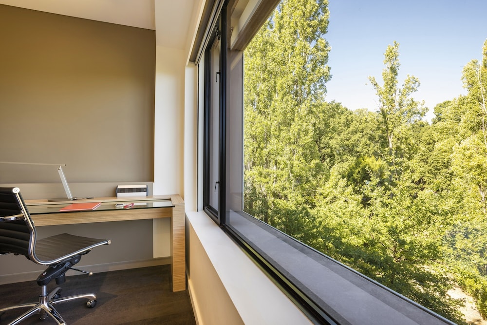 Crowne Plaza Canberra 66/81