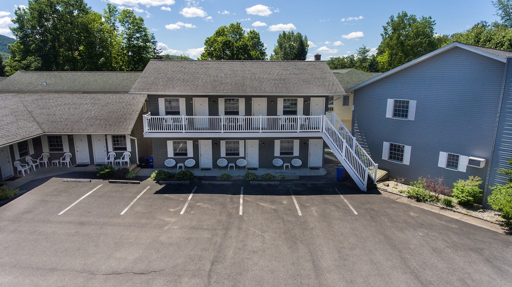 Adirondack Retreat Inn and Suites 5/36
