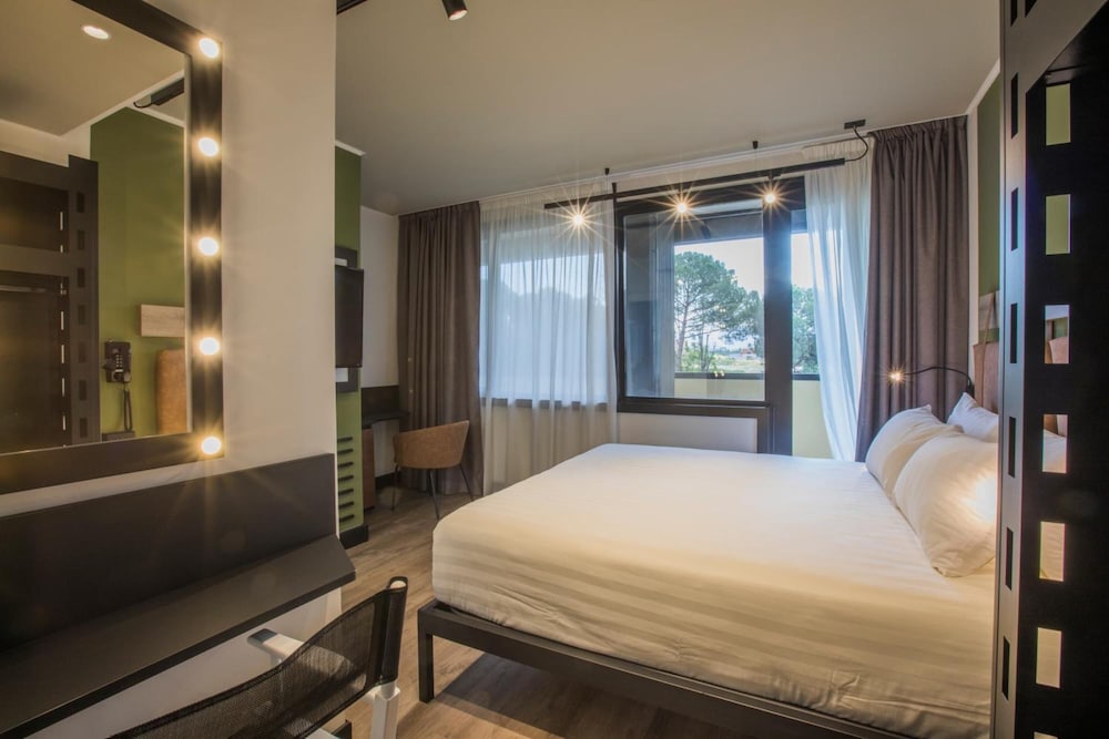 Mercure Roma Cinecitta 21/66
