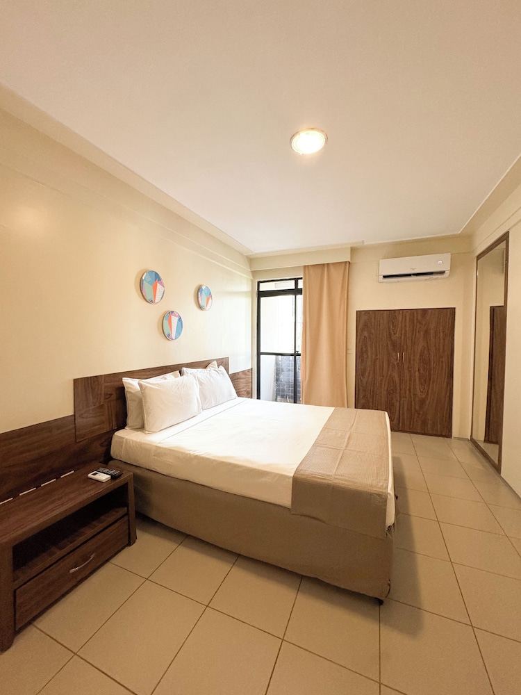 غرفة قياسية بسريرين منفصلين وسرير كوين، D8 Hotel Express 2/7